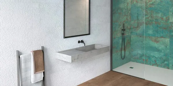 Baño con azulejos efecto óxido en tonos fríos, colección Zinc de Apavisa