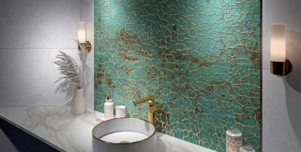 Baño con azulejos efecto óxido en tonos fríos, colección Zinc de Apavisa