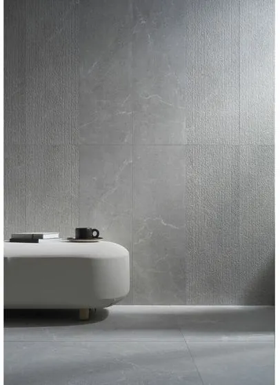 Baño con azulejos efecto piedra en tonos neutros, colección Alchemy de Peronda