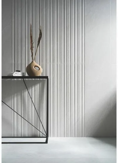 Baño con azulejos efecto piedra en tonos neutros, colección Alchemy de Peronda