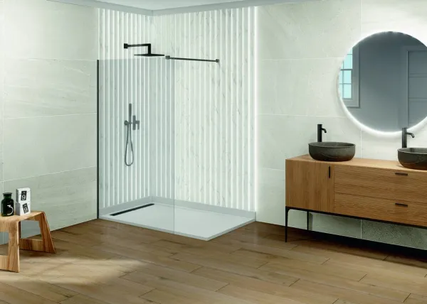 Baño con azulejos efecto piedra, colección Alpes de Natucer
