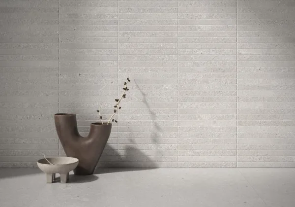 Baño con azulejos efecto piedra en tonos neutros, colección Alpi de Argenta
