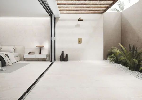 Baño con azulejos efecto piedra en tonos neutros, colección Althea de Colorker