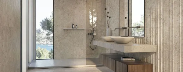 Baño con azulejos efecto piedra en tonos cálidos, colección Ardara de Peronda