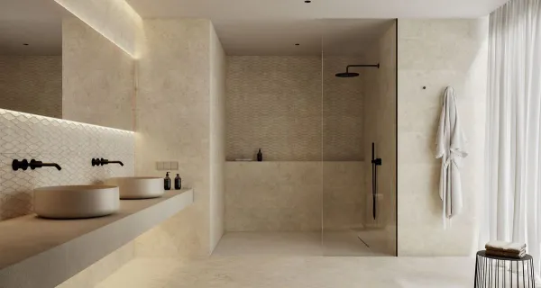 Baño con azulejos efecto piedra en tonos cálidos, colección Ardara de Peronda