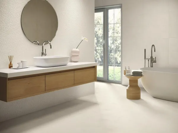 Baño con azulejos efecto piedra, colección Argillae de Ape