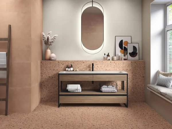 Baño con azulejos efecto piedra en tonos cálidos, colección Argillae de Ape