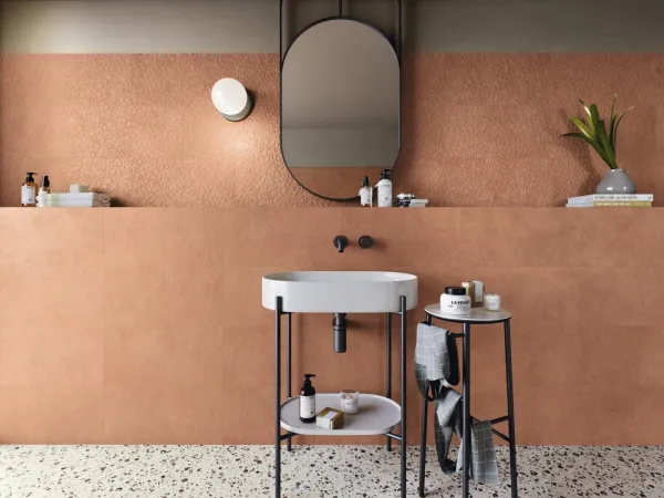Baño con azulejos efecto piedra en tonos cálidos, colección Argillae de Ape