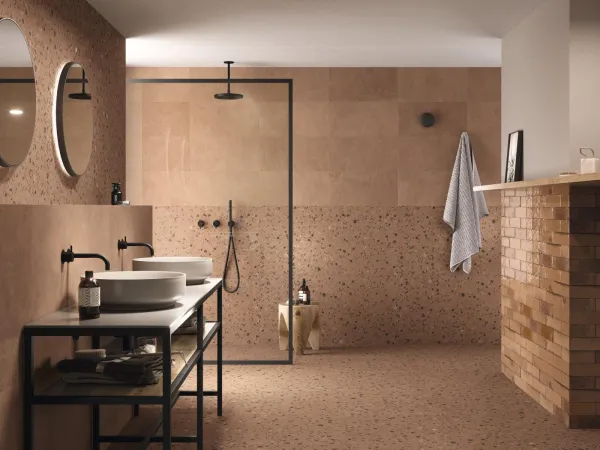 Baño con azulejos efecto piedra en tonos cálidos, colección Argillae de Ape