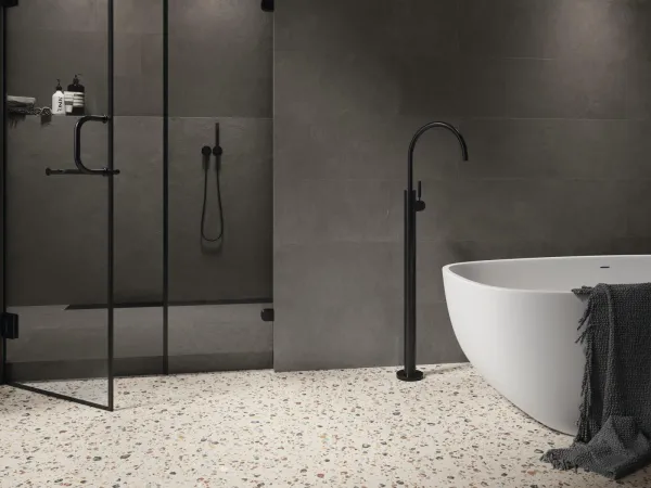 Baño con azulejos efecto piedra en tonos neutros, colección Argillae de Ape