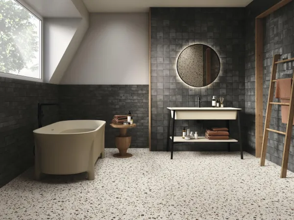 Baño con azulejos efecto piedra, colección Argillae de Ape