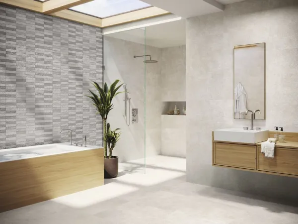Baño con azulejos efecto piedra en tonos neutros, colección Asphalt de Baldocer