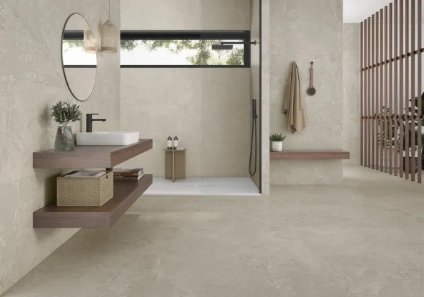 Baño con azulejos efecto piedra, colección Avalon de Roca