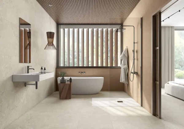 Baño con azulejos efecto piedra en tonos cálidos, colección Avalon de Roca