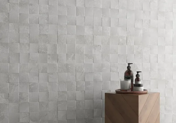 Baño con azulejos efecto piedra en tonos neutros, colección Avalon de Roca