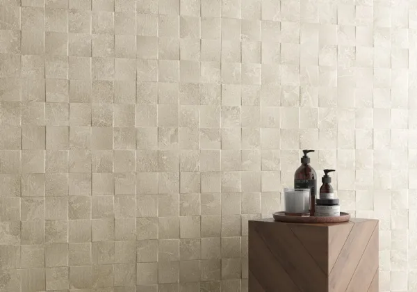 Baño con azulejos efecto piedra en tonos cálidos, colección Avalon de Roca