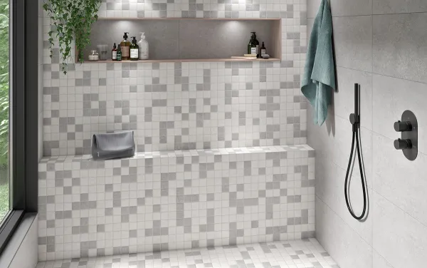 Baño con azulejos efecto piedra en tonos neutros, colección Backstage de Colorker