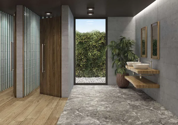 Baño con azulejos efecto piedra en tonos neutros, colección Belcastel de TAU ceràmica