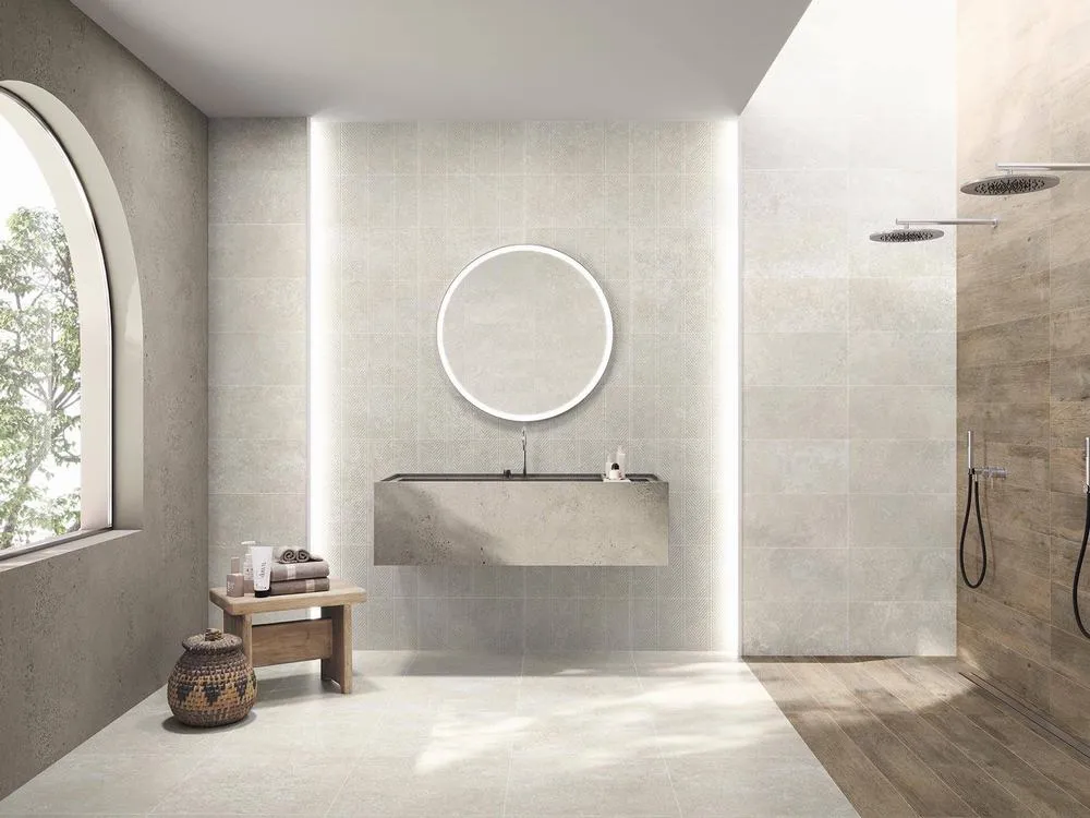 Baño con azulejos efecto piedra, colección Bella stone de Colorker