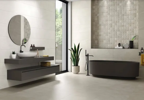 Baño con azulejos efecto piedra en tonos neutros, colección Bellevue de STN