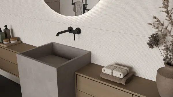 Baño con azulejos efecto piedra, colección Bergstein de Argenta