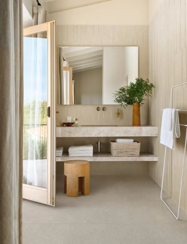 Baño con azulejos efecto piedra en tonos cálidos, colección Berici de Marazzi
