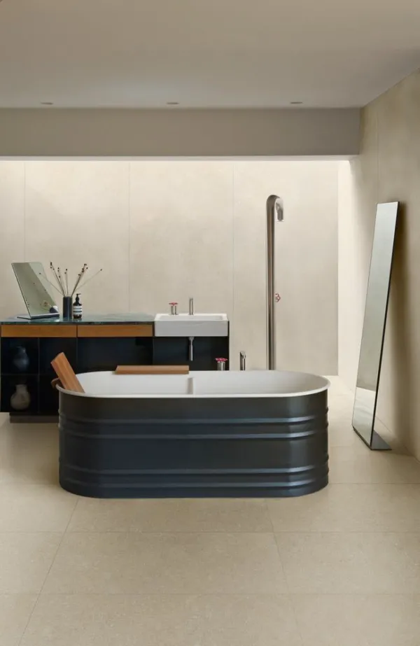 Baño con azulejos efecto piedra, colección Berici de Marazzi