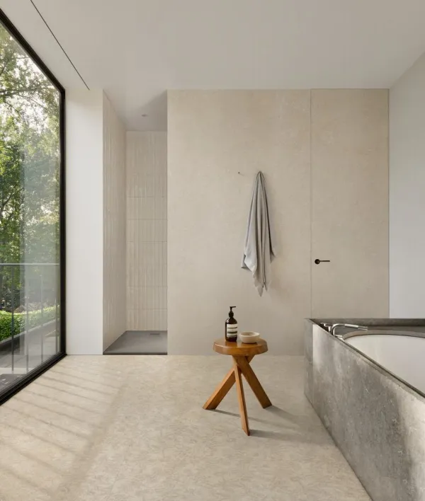 Baño con azulejos efecto piedra en tonos cálidos, colección Berici de Marazzi