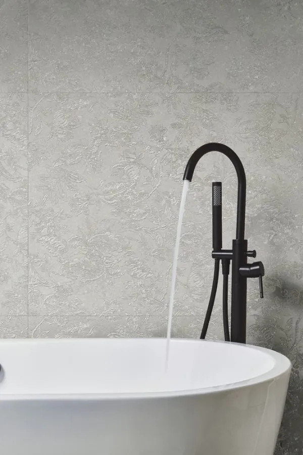 Baño con azulejos efecto piedra en tonos neutros, colección Berici de Marazzi