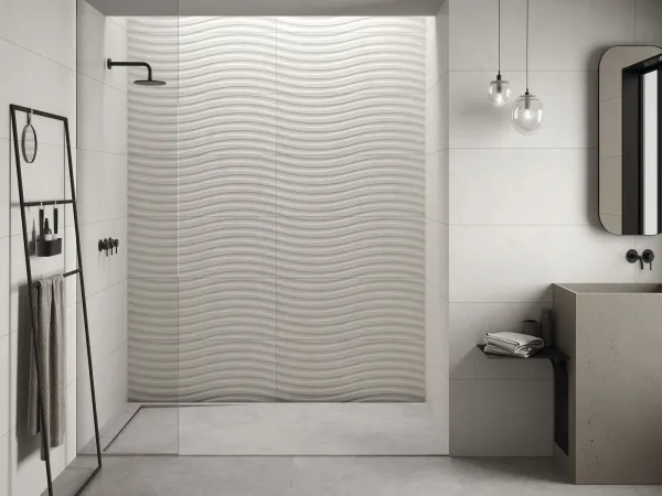 Baño con azulejos efecto piedra en tonos neutros, colección Boston de Durstone