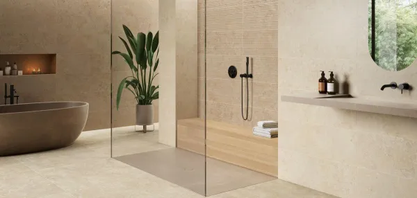 Baño con azulejos efecto piedra en tonos cálidos, colección Calcare de TAU ceràmica