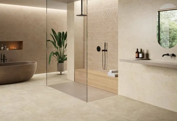 Baño con azulejos efecto piedra en tonos cálidos, colección Cambria de TAU ceràmica