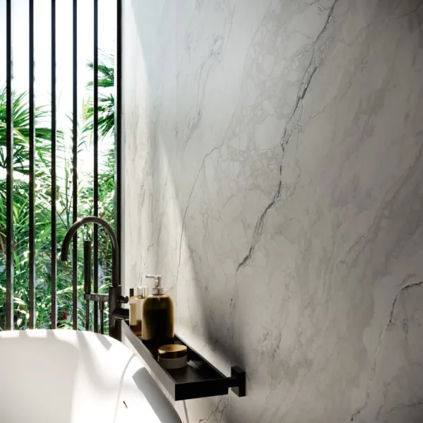 Baño con azulejos efecto piedra en tonos neutros, colección Camouflage de Grespania