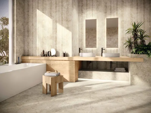 Baño con azulejos efecto piedra en tonos cálidos, colección Canyon de Baldocer