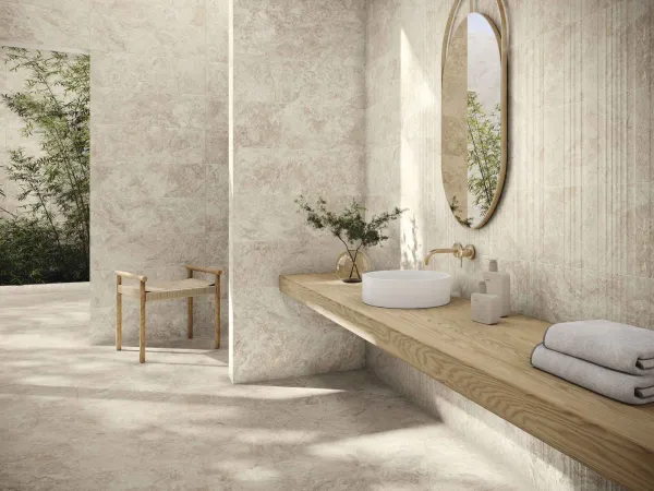 Baño con azulejos efecto piedra en tonos cálidos, colección Canyon de Baldocer