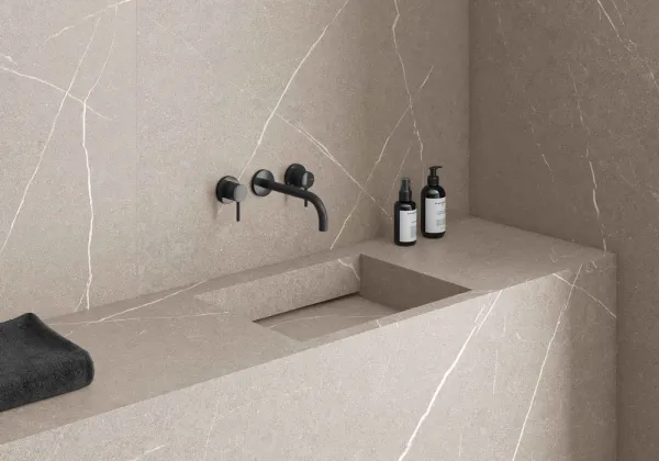 Baño con azulejos efecto piedra, colección Capri - bosco de Argenta