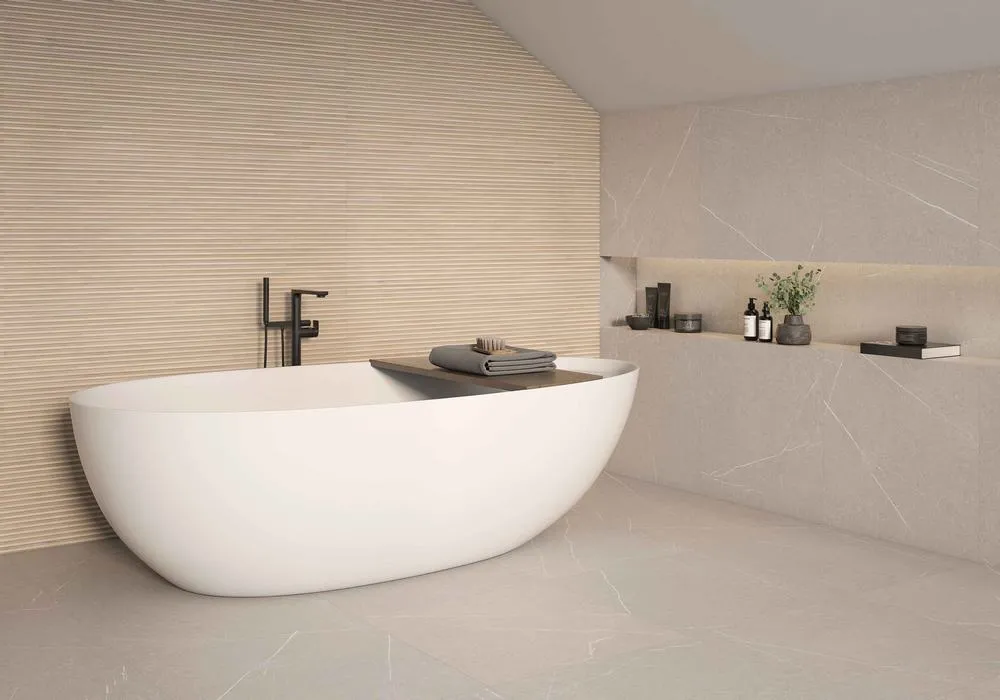Baño con azulejos efecto piedra en tonos cálidos, colección Capri - bosco de Argenta