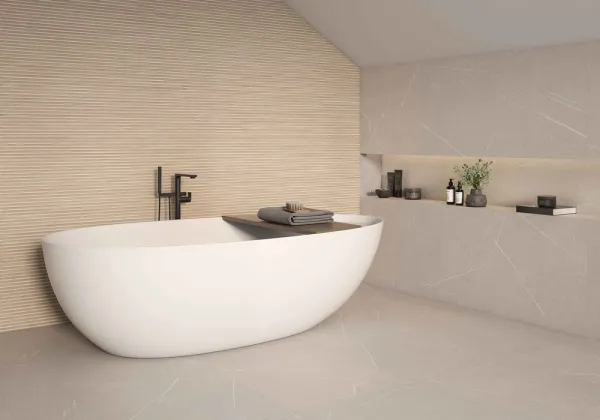 Baño con azulejos efecto piedra en tonos cálidos, colección Capri - bosco de Argenta