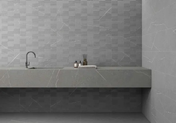 Baño con azulejos efecto piedra en tonos neutros, colección Capri - bosco de Argenta