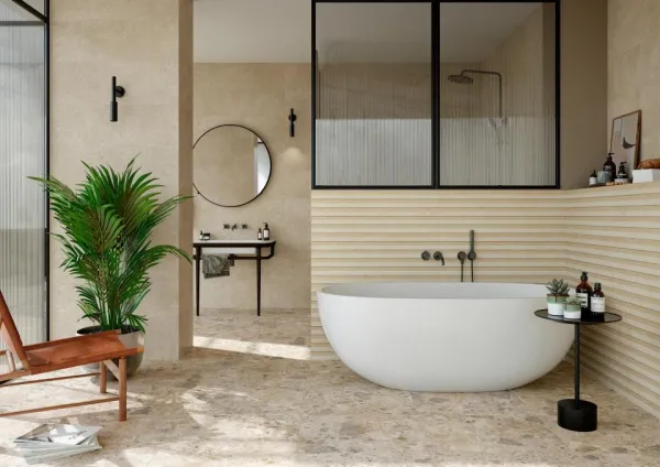 Baño con azulejos efecto piedra en tonos cálidos, colección Carácter de Marazzi