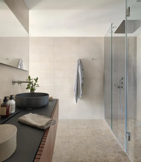 Baño con azulejos efecto piedra, colección Carácter de Marazzi