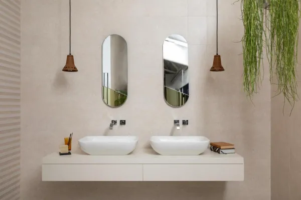 Baño con azulejos efecto piedra en tonos cálidos, colección Carácter de Marazzi
