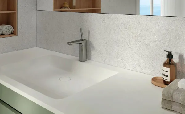 Baño con azulejos efecto piedra en tonos neutros, colección Cluny de Peronda