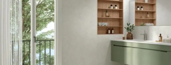 Baño con azulejos efecto piedra en tonos neutros, colección Cluny de Peronda