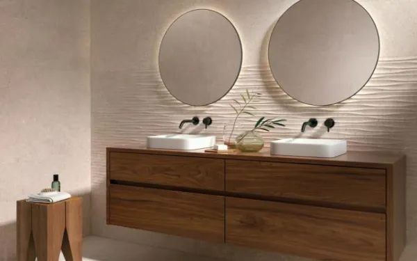 Baño con azulejos efecto piedra en tonos cálidos, colección Cluny de Peronda