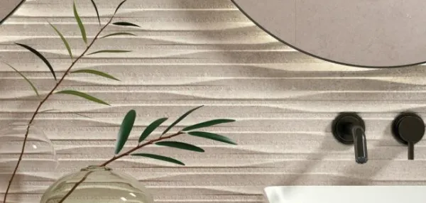 Baño con azulejos efecto piedra en tonos cálidos, colección Cluny de Peronda