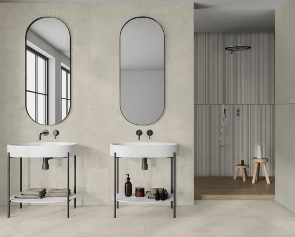 Baño con azulejos efecto piedra en tonos neutros, colección Couvet stone de Mikonos