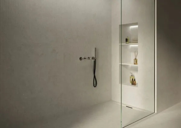 Baño con azulejos efecto piedra, colección Cronos de Cifre