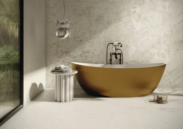 Baño con azulejos efecto piedra en tonos cálidos, colección Cronos de Cifre