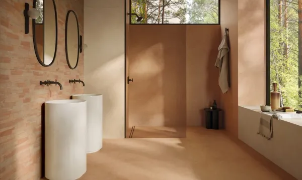 Baño con azulejos efecto piedra en tonos cálidos, colección Cythere de Naxos